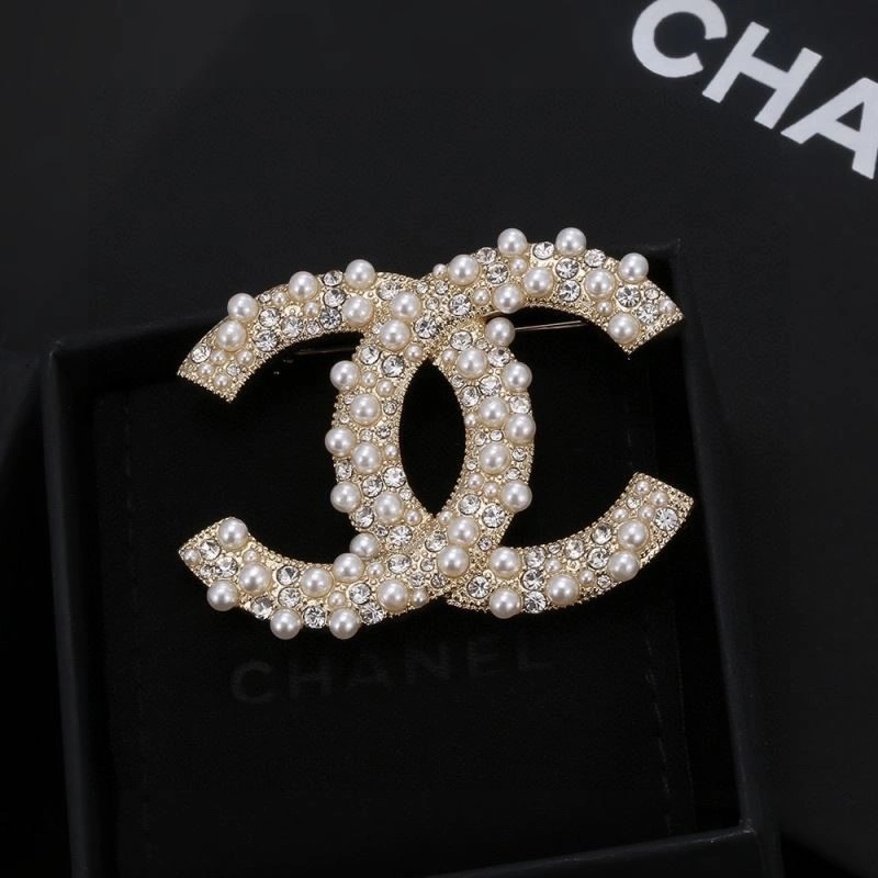 Cozy Chanel Brooches 225640
