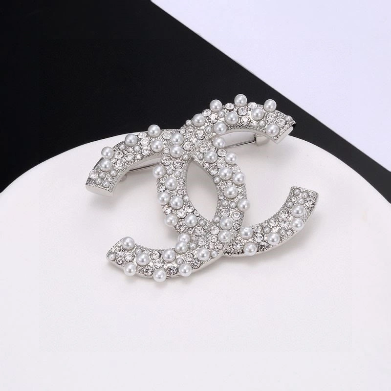 Cozy Chanel Brooches 225640