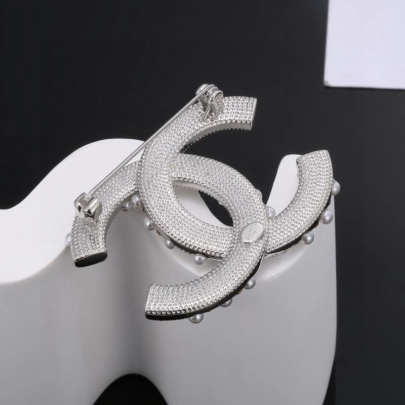 Cozy Chanel Brooches 225640