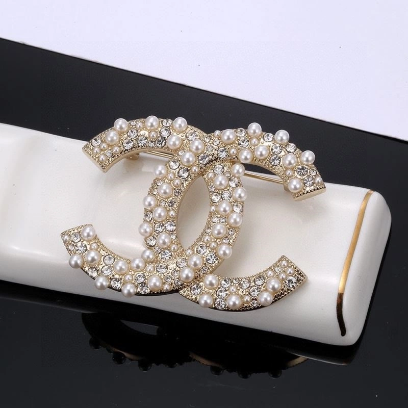 Cozy Chanel Brooches 225640
