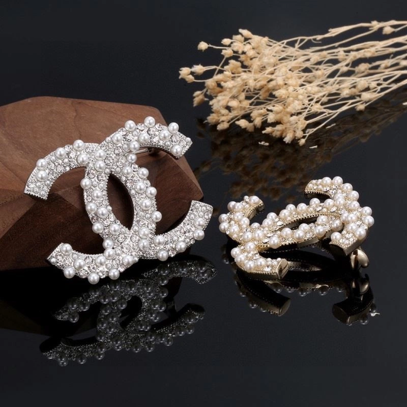 Cozy Chanel Brooches 225640