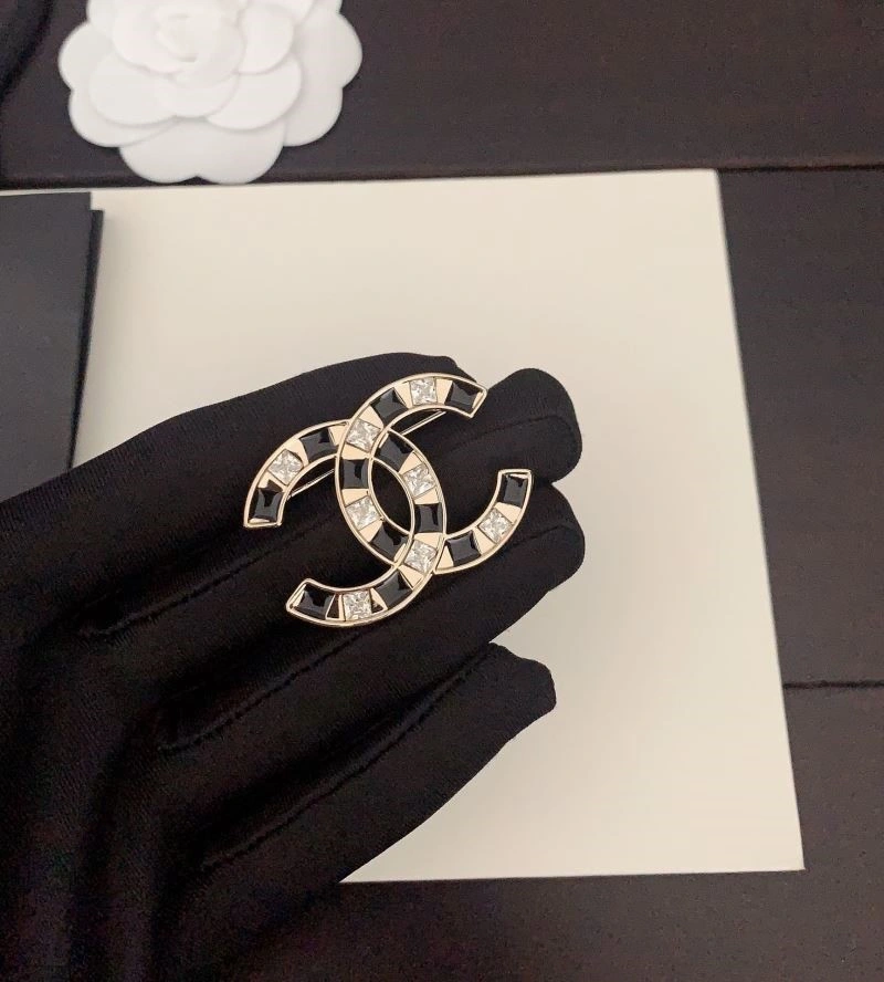 Elegant Chanel Brooches 225679