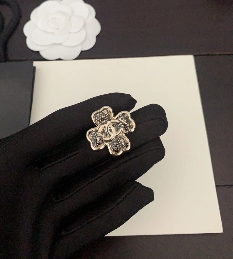 UrbanChic Chanel Brooches 225618