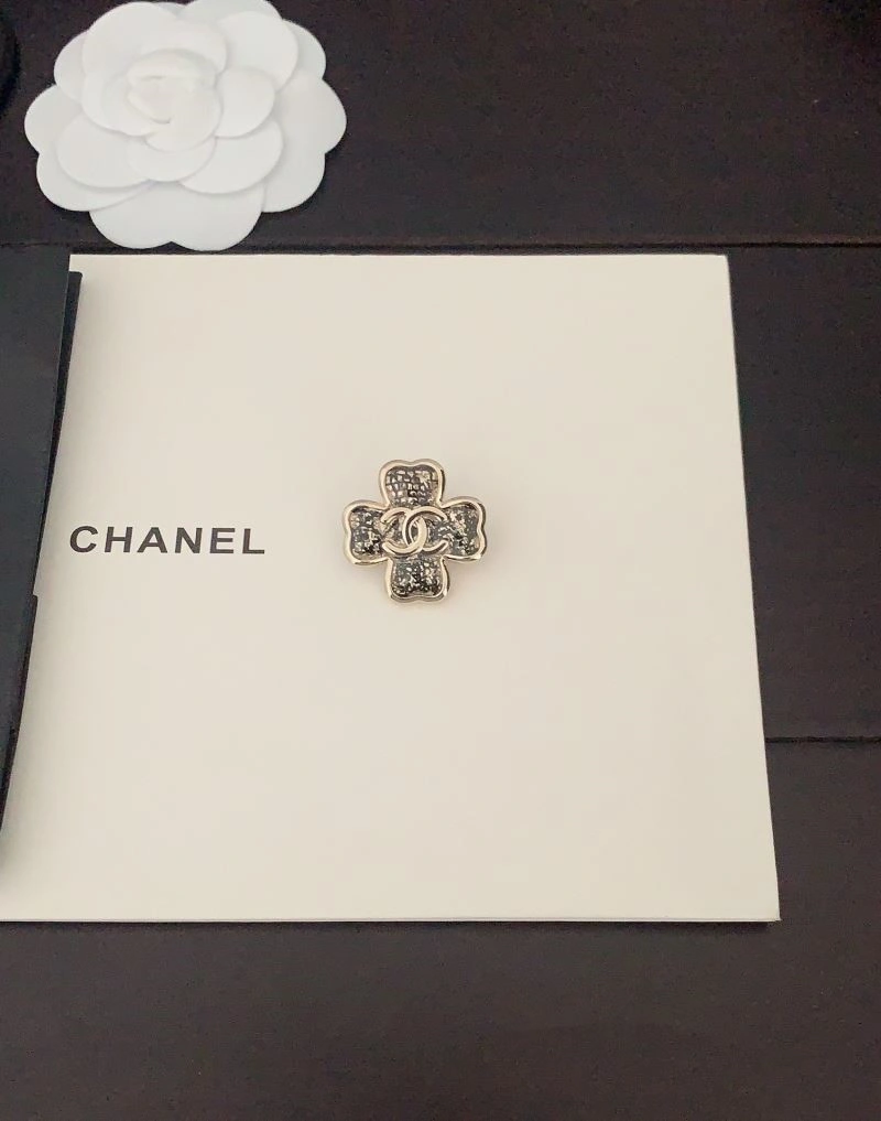 UrbanChic Chanel Brooches 225618
