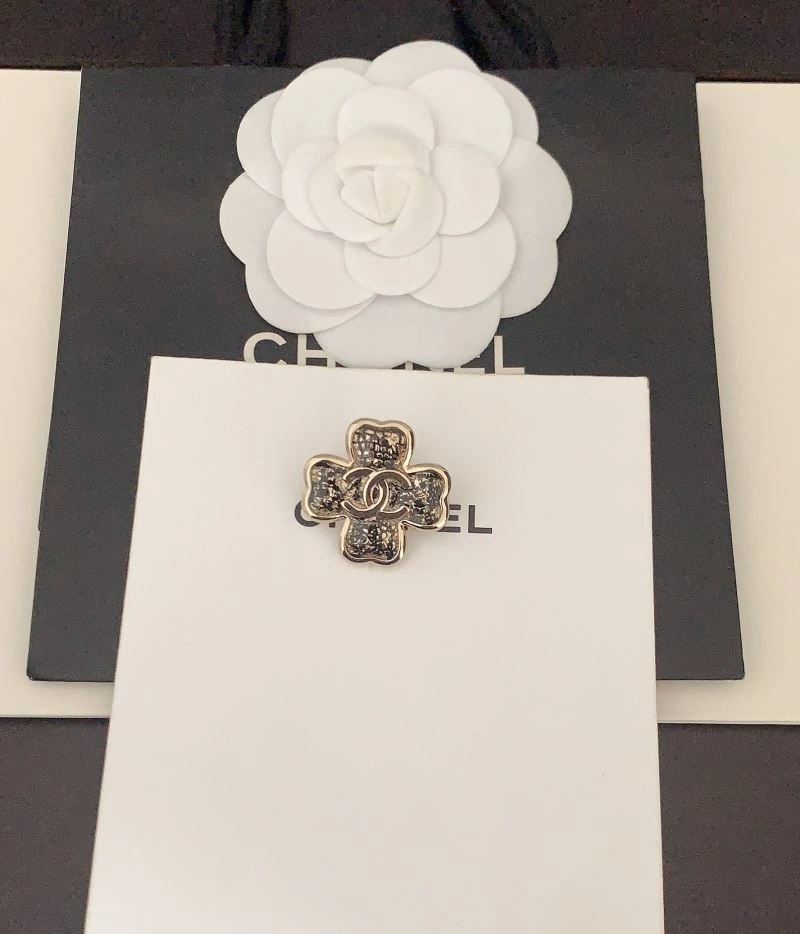 UrbanChic Chanel Brooches 225618
