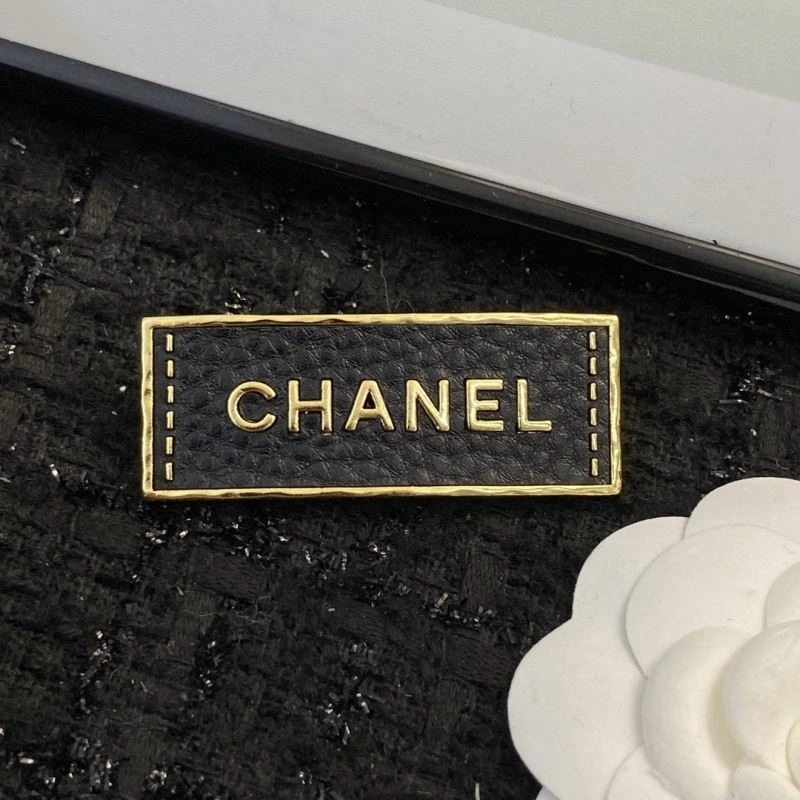 Snug Chanel Brooches 225632