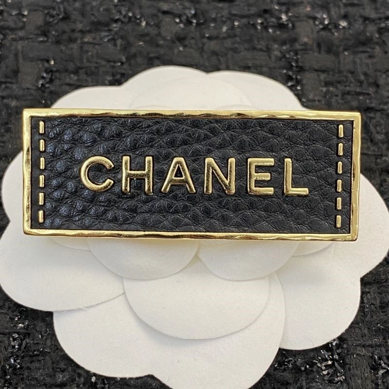 Snug Chanel Brooches 225632