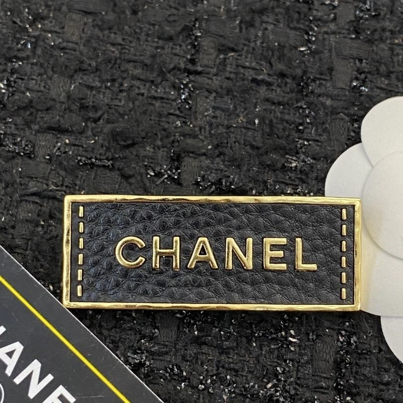 Snug Chanel Brooches 225632