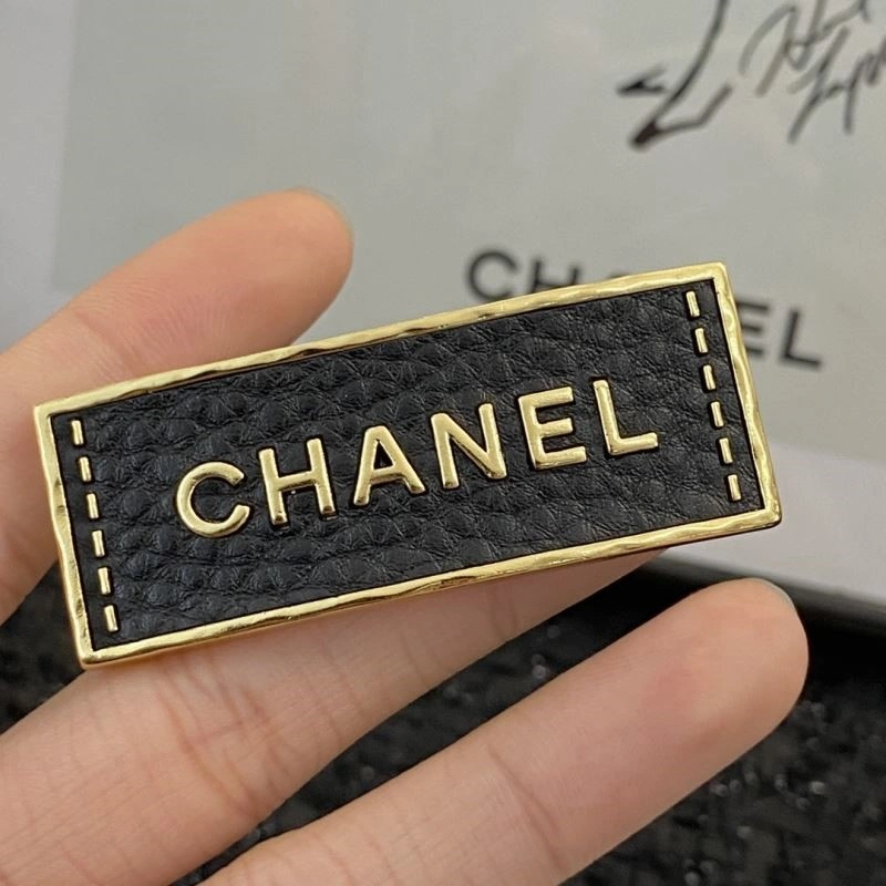 Snug Chanel Brooches 225632