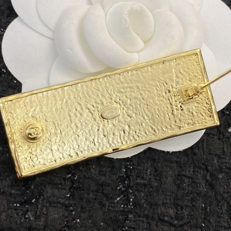 Snug Chanel Brooches 225632