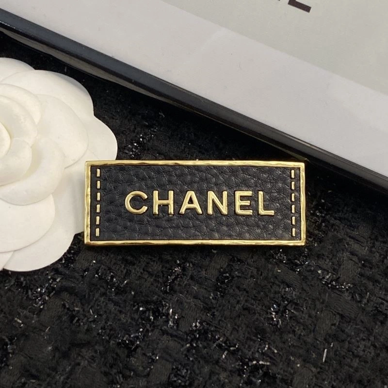 Snug Chanel Brooches 225632