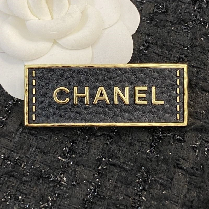 Snug Chanel Brooches 225632