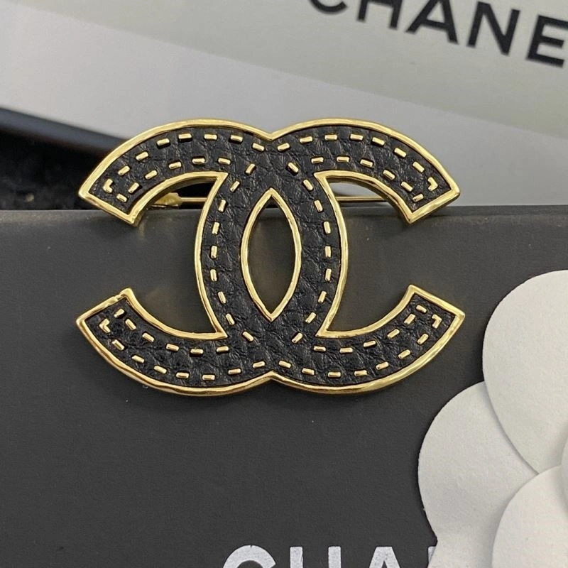 UrbanChic Chanel Brooches 225624