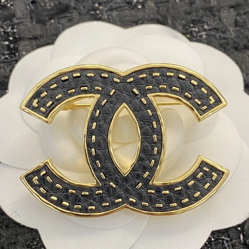 UrbanChic Chanel Brooches 225624