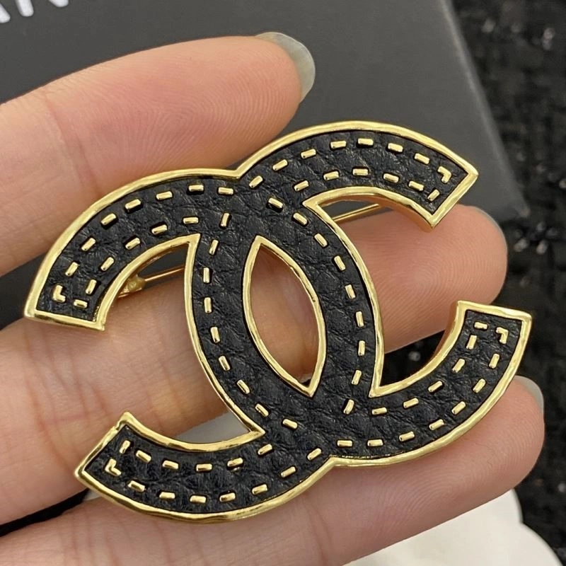 UrbanChic Chanel Brooches 225624