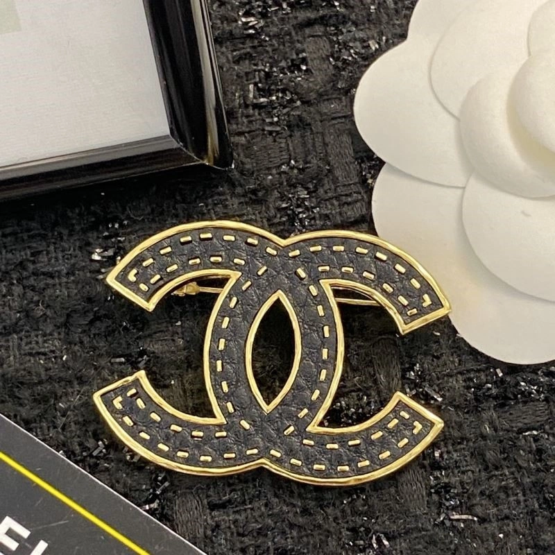 UrbanChic Chanel Brooches 225624