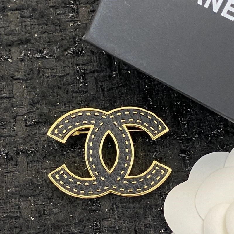UrbanChic Chanel Brooches 225624