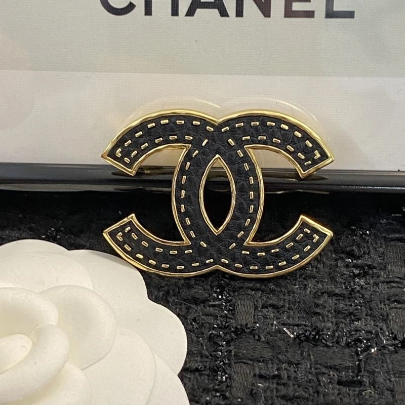 UrbanChic Chanel Brooches 225624