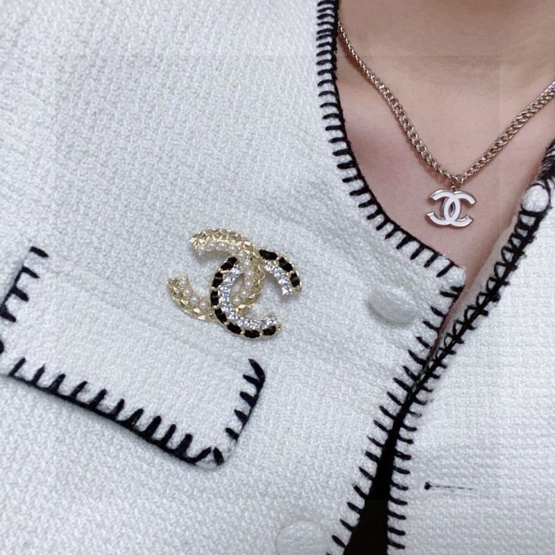 Stylish Chanel Brooches 225573