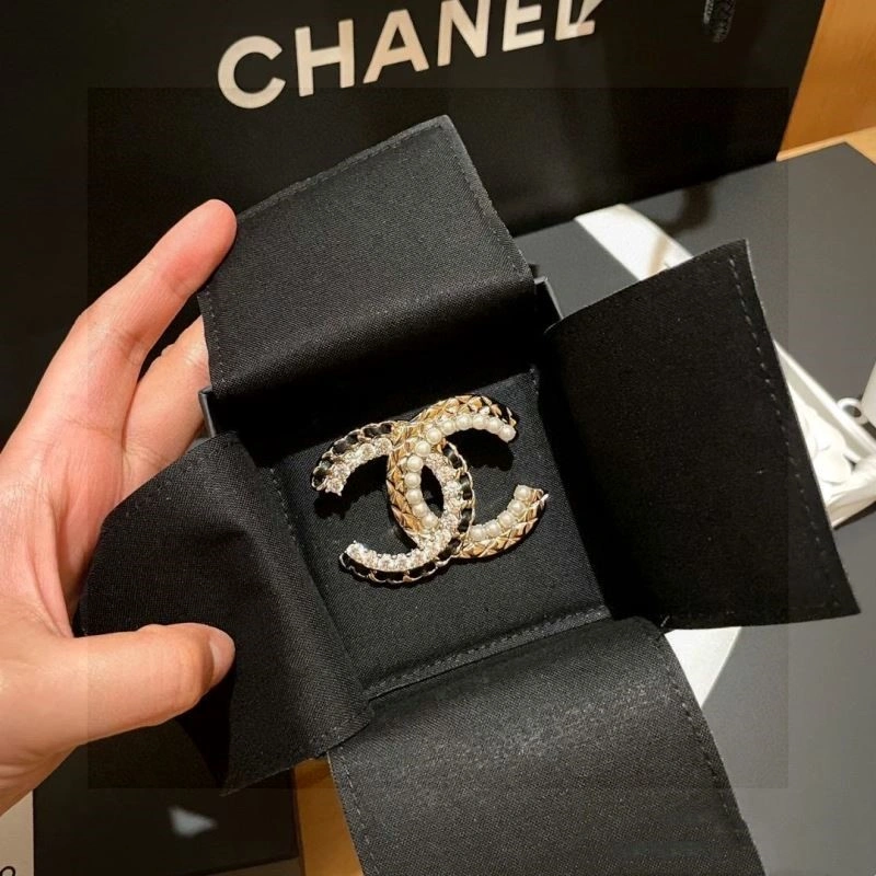 Stylish Chanel Brooches 225573