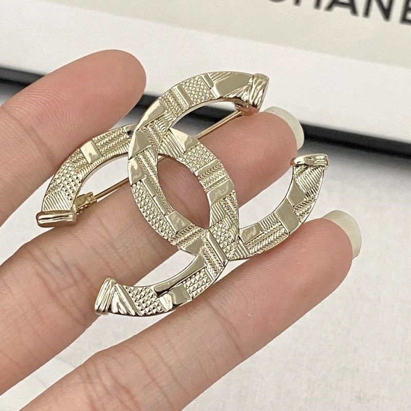 Resilient Chanel Brooches 225555