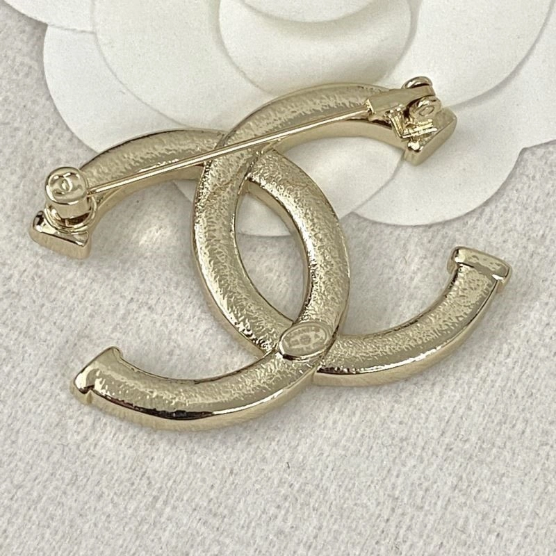 Resilient Chanel Brooches 225555