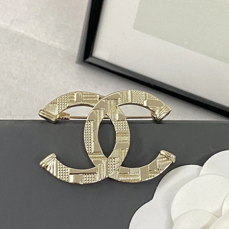 Resilient Chanel Brooches 225555