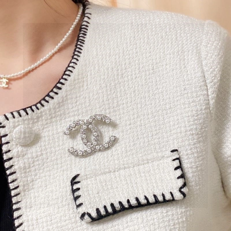 Sophisticated Chanel Brooches 225543