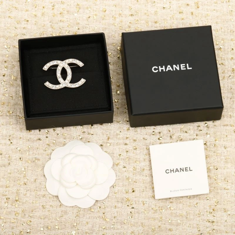 Lightweight Chanel Brooches 225559