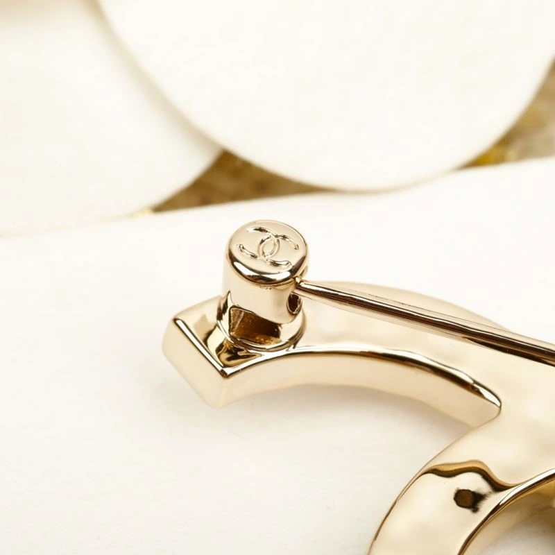 Lightweight Chanel Brooches 225559