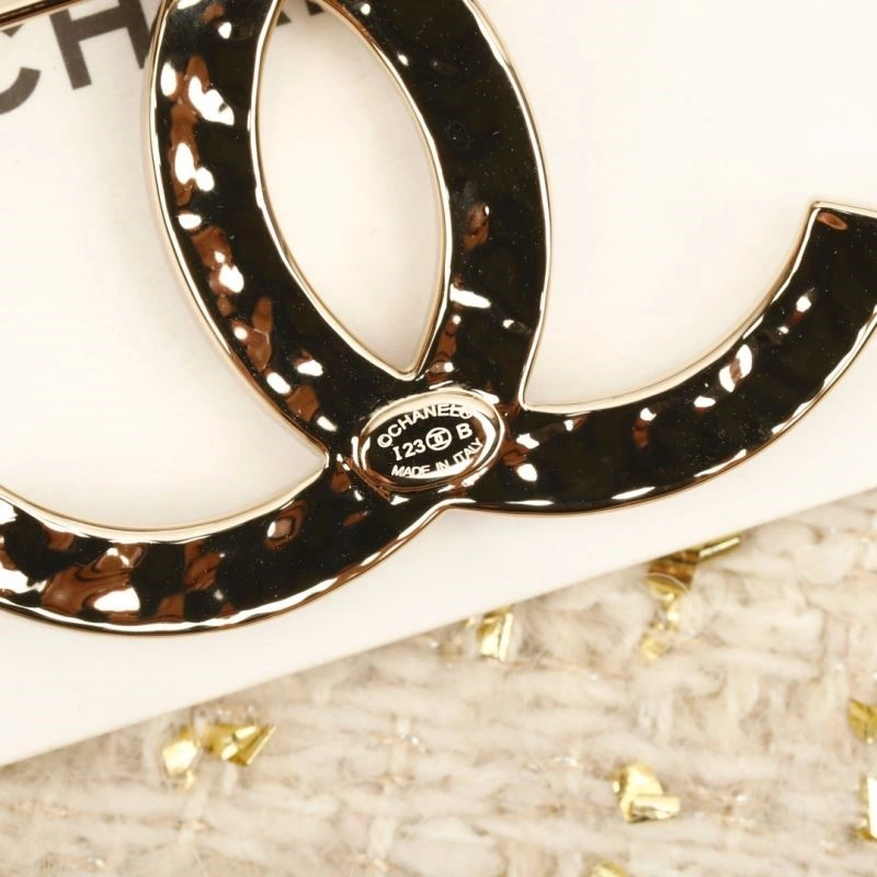 Lightweight Chanel Brooches 225559