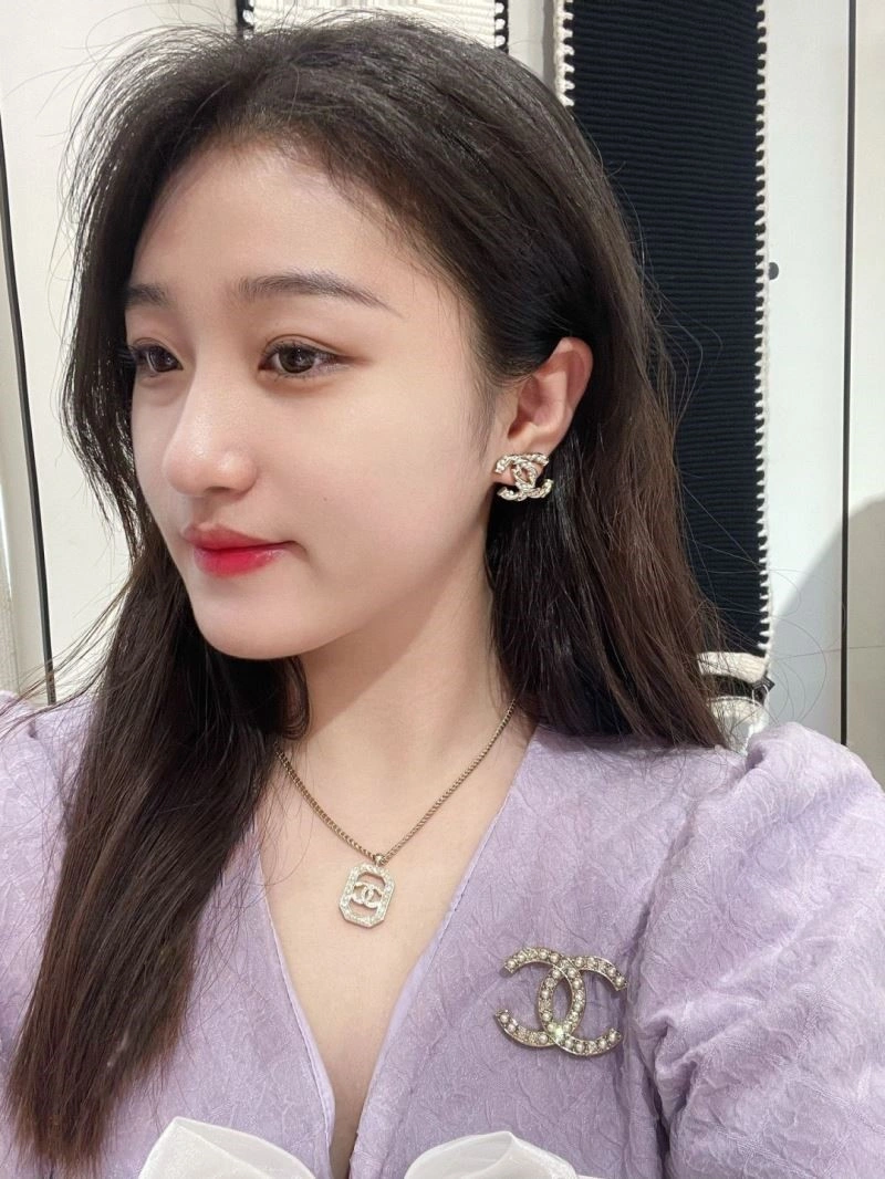 Lightweight Chanel Brooches 225559