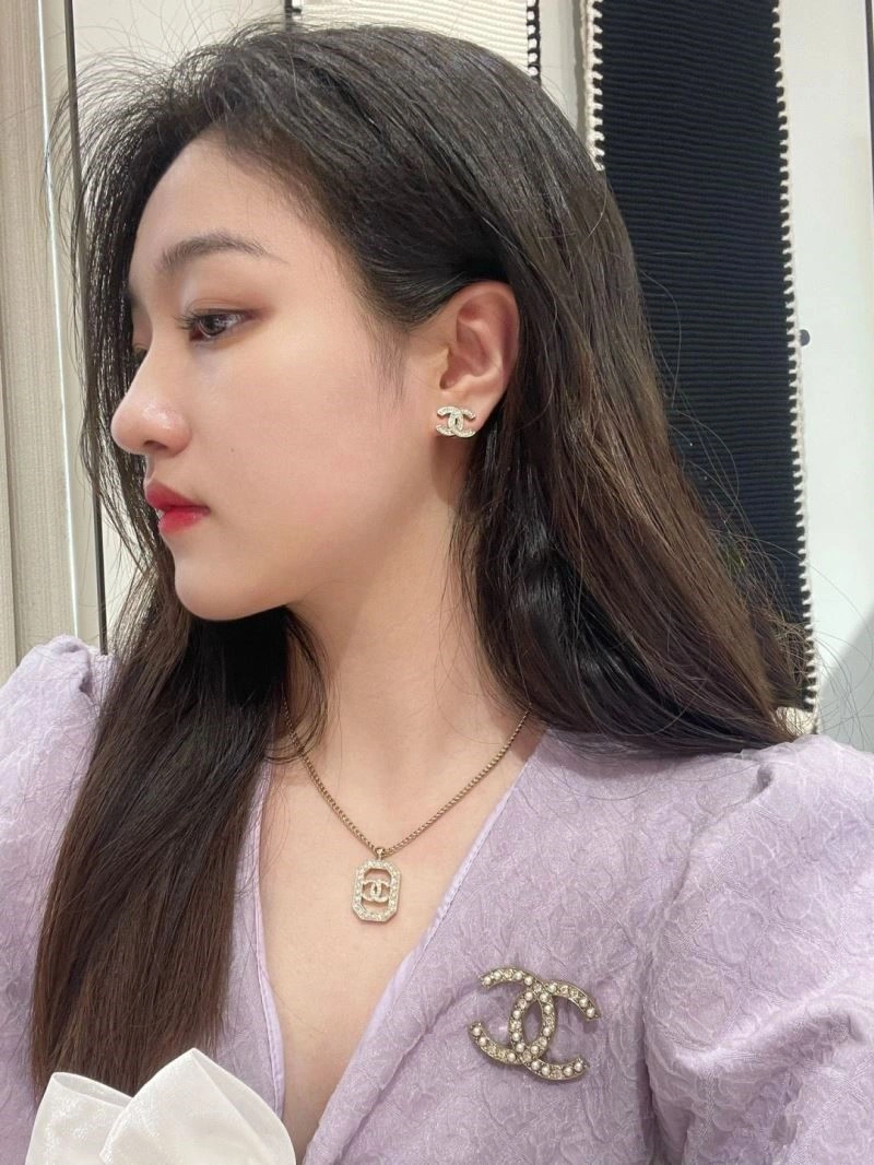 Lightweight Chanel Brooches 225559