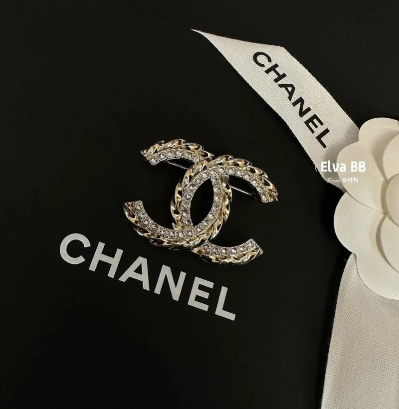 Versatile Chanel Brooches 225535