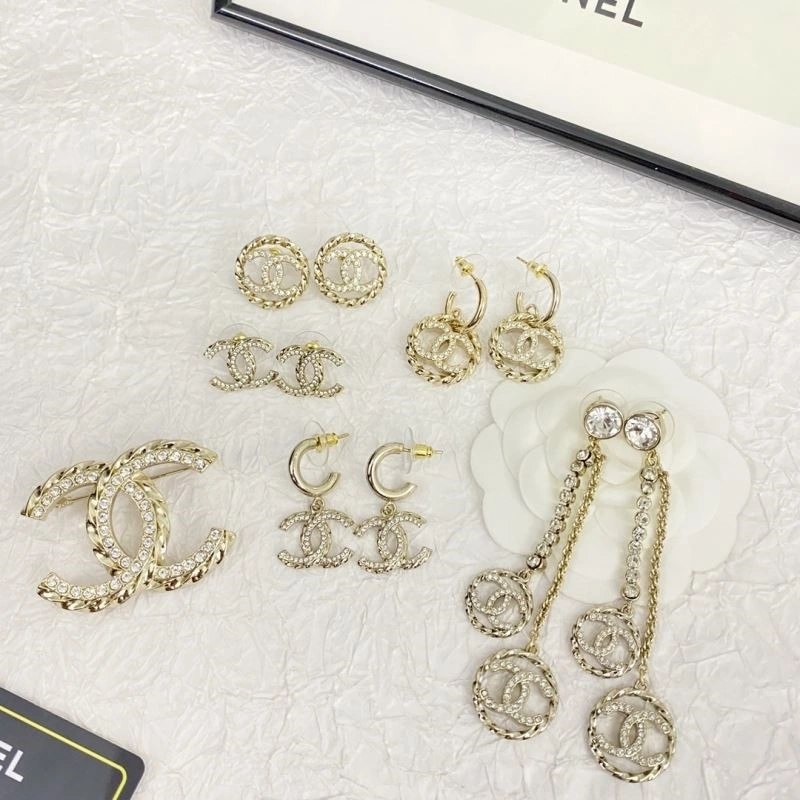 Versatile Chanel Brooches 225535