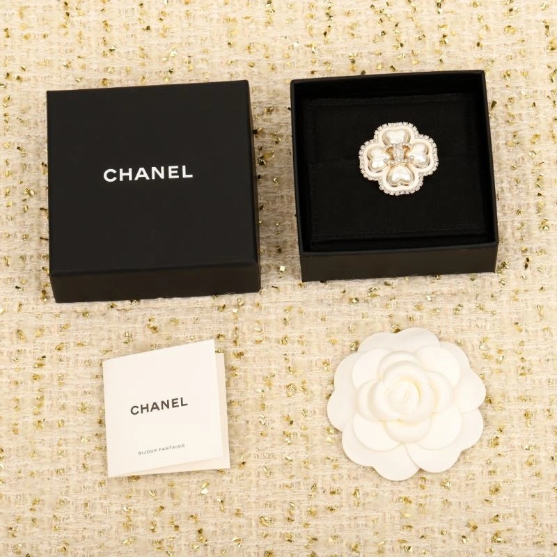RelaxedFit Chanel Brooches 225537