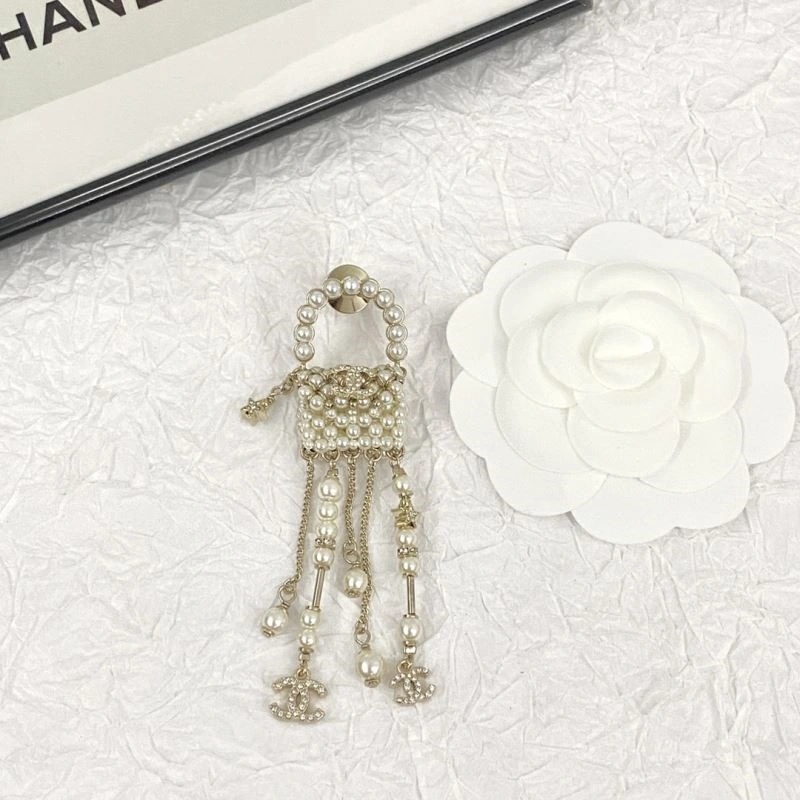 UrbanChic Chanel Brooches 225542