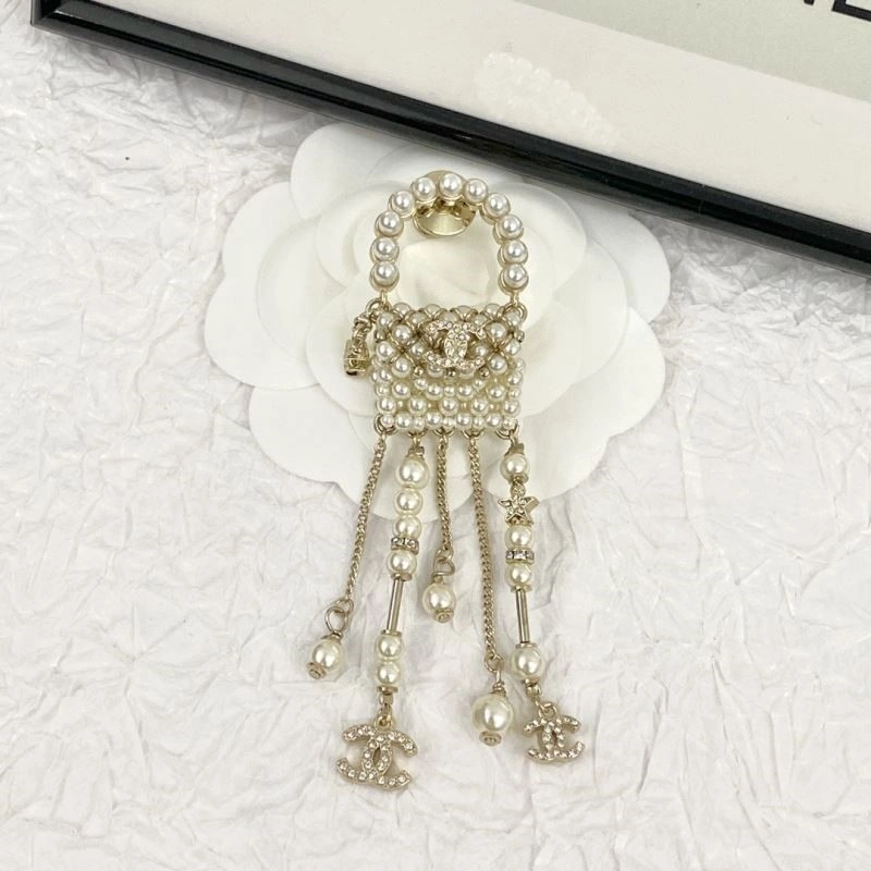UrbanChic Chanel Brooches 225542