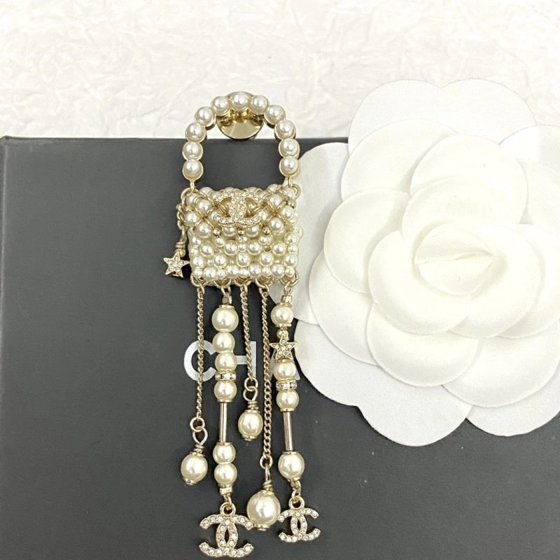 UrbanChic Chanel Brooches 225542