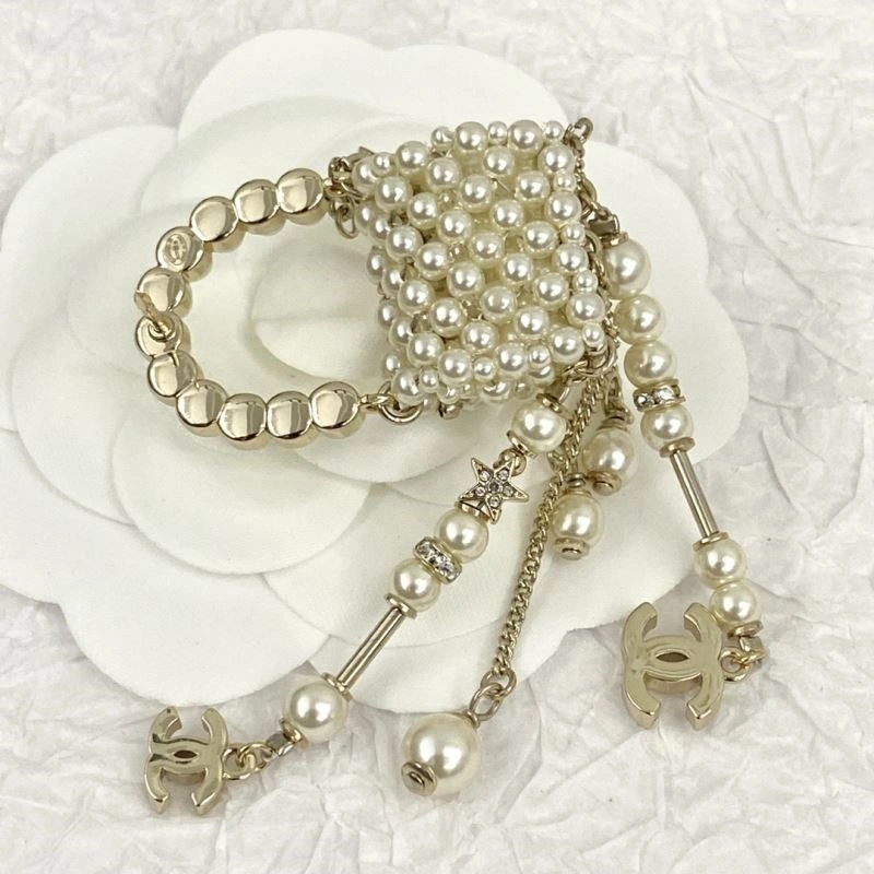UrbanChic Chanel Brooches 225542