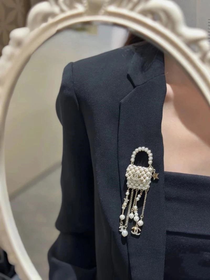 UrbanChic Chanel Brooches 225542