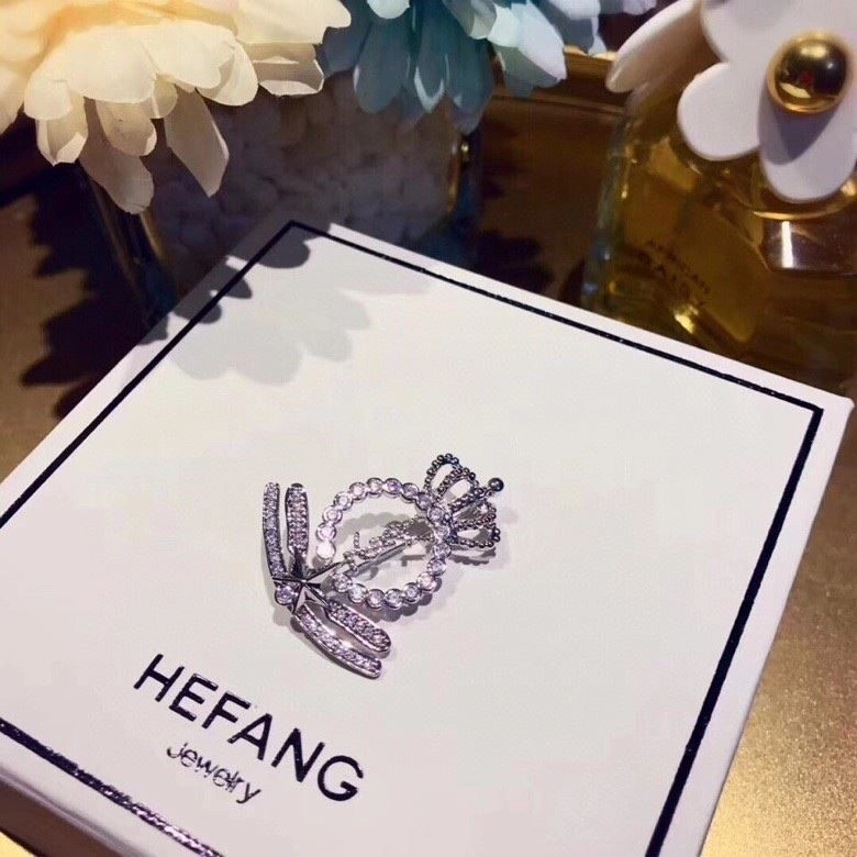Trendsetting Chanel Brooches 225590