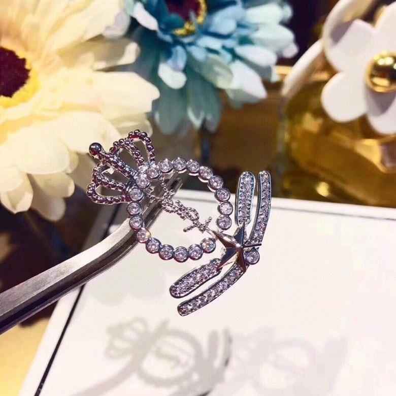 Trendsetting Chanel Brooches 225590