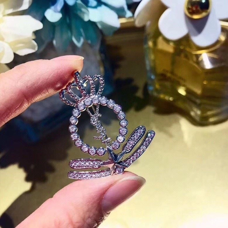 Trendsetting Chanel Brooches 225590
