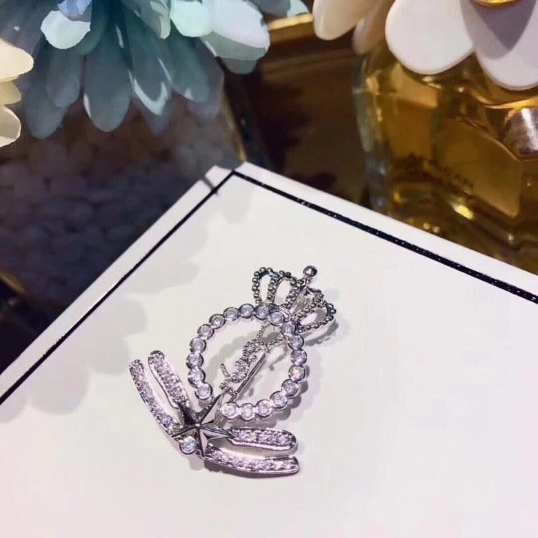 Trendsetting Chanel Brooches 225590