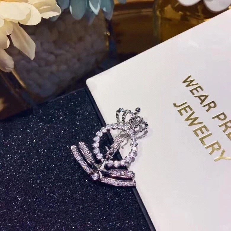 Trendsetting Chanel Brooches 225590