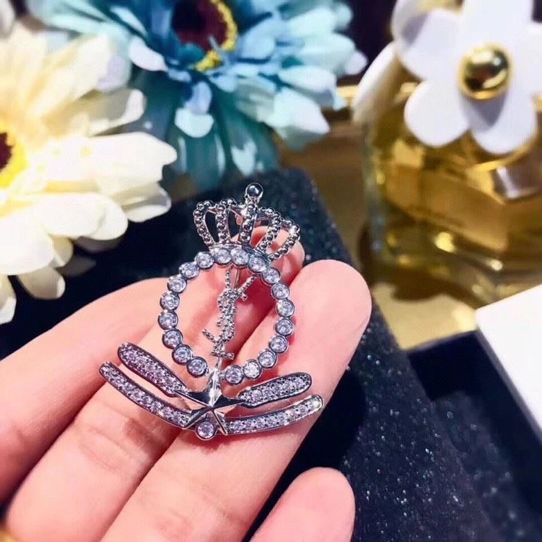 Trendsetting Chanel Brooches 225590