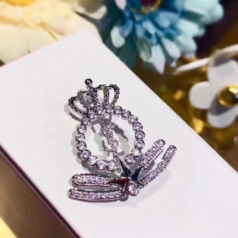 Trendsetting Chanel Brooches 225590