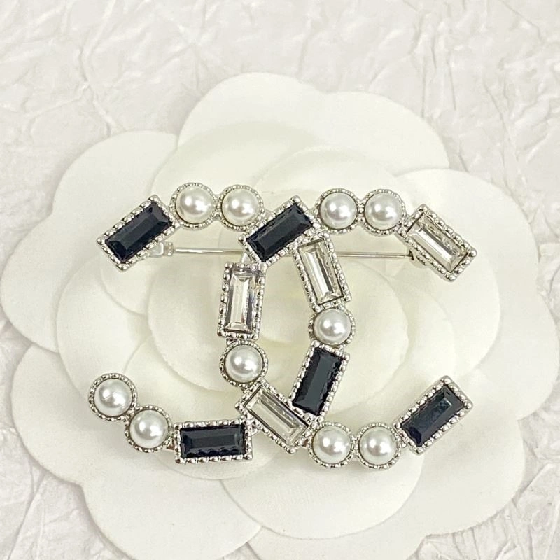 FashionForward Chanel Brooches 225531
