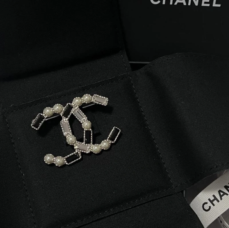 FashionForward Chanel Brooches 225531